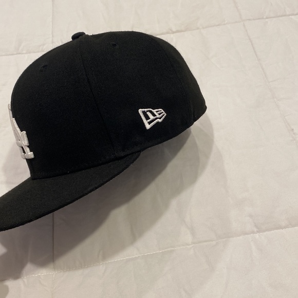 Black LA fitted hat sz 7 1/8 (56.8cm) - Picture 2 of 5
